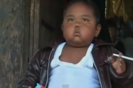 VIDEO. Accro à la cigarette à 2 ans, Aldi Rizal est devenu obèse  